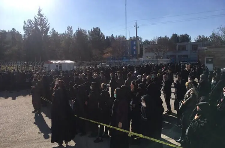 (تصویر) صف عجیب سبدکالا در کرمانشاه