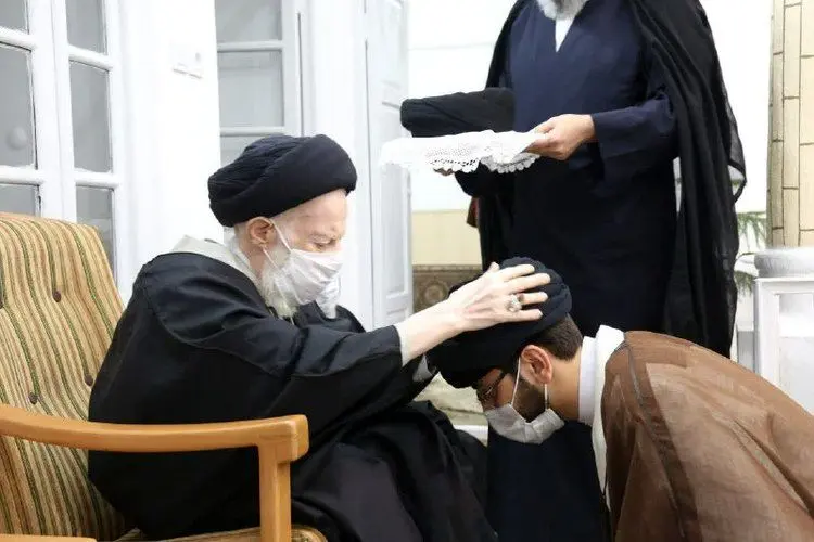 (عکس) عمامه گذاری طلاب به دست آیت الله شبیری زنجانی