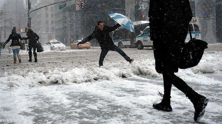 (ویدئو) نبرد با باد شدید در روسیه!