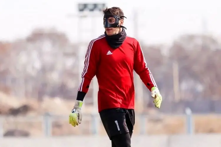 آقای ماسک پوش مقابل پرسپولیس بازی می‌کند