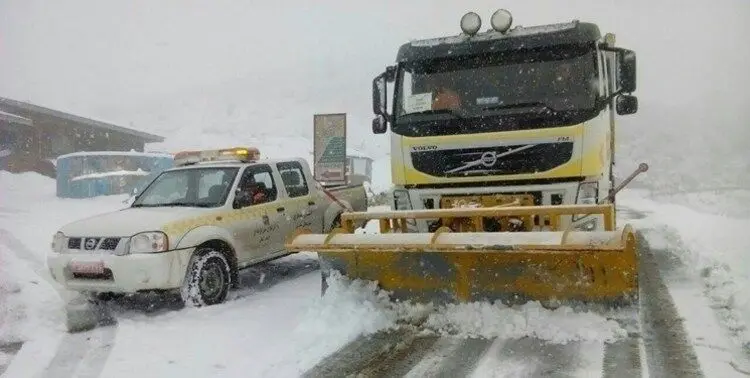 بارش برف و وزش باد شدید در برخی جاده‌ها