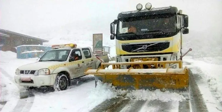 بارش برف و وزش باد شدید در برخی جاده‌ها