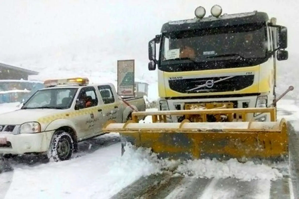 بارش برف و وزش باد شدید در برخی جاده‌ها