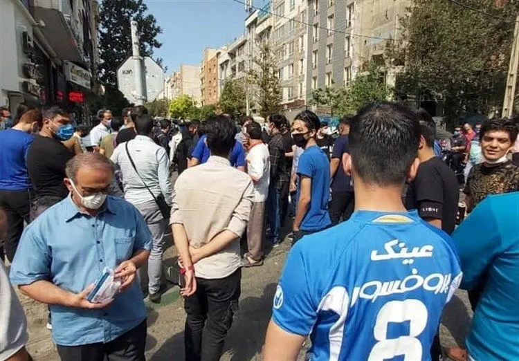 (عکس) استقلالی‌ها به سیم آخر زدند؛ شعار علیه وزیر، تشویق کاپیتان