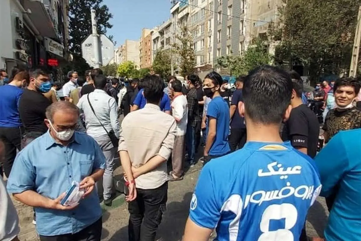 (عکس) استقلالیها به سیم آخر زدند؛ شعار علیه وزیر، تشویق کاپیتان