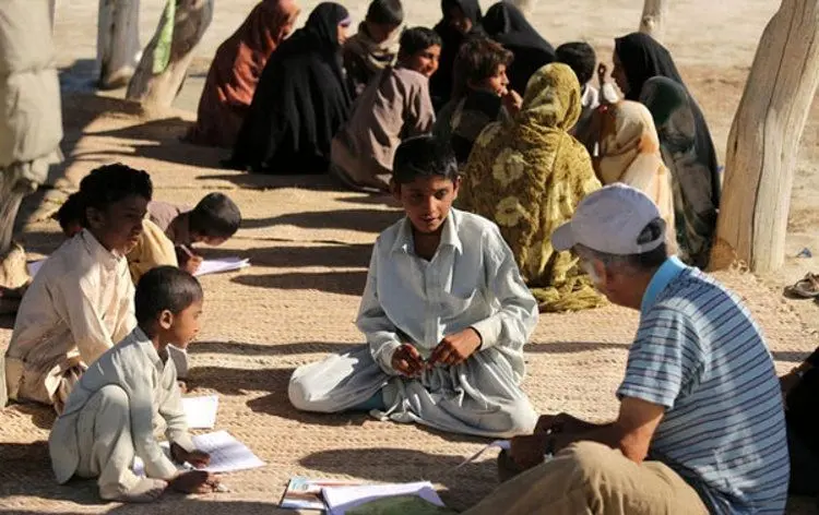 از دروازه‌غار تا پاسگاه نعمت‌آباد؛ سوادآموزی با عمو خیاط