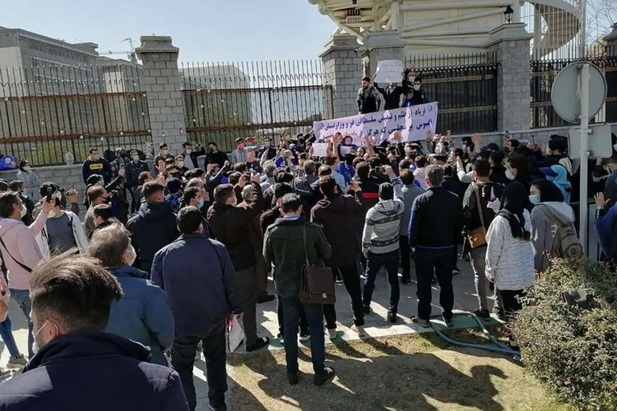 (ویدیو) تجمع خشونت‌بار هواداران استقلال در برابر مجلس