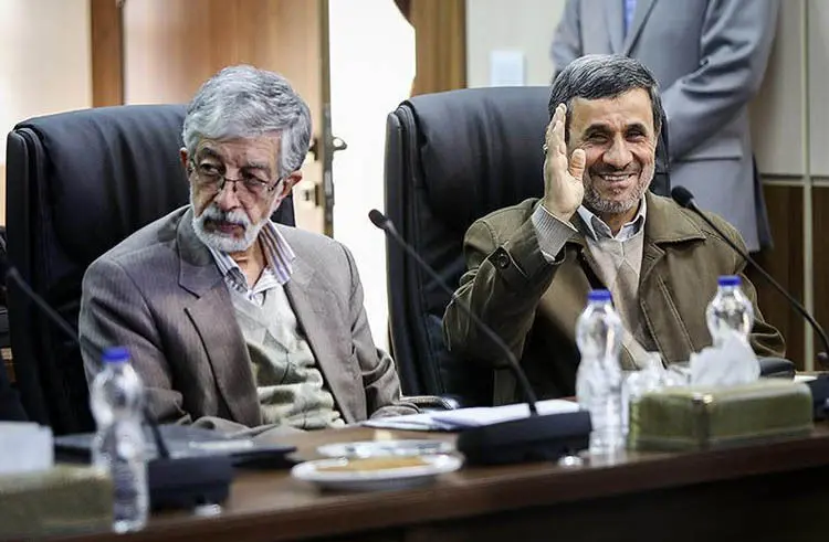 "به احمدی‌نژاد بگویید او صورت مادر چاوز را بوسیده است!"