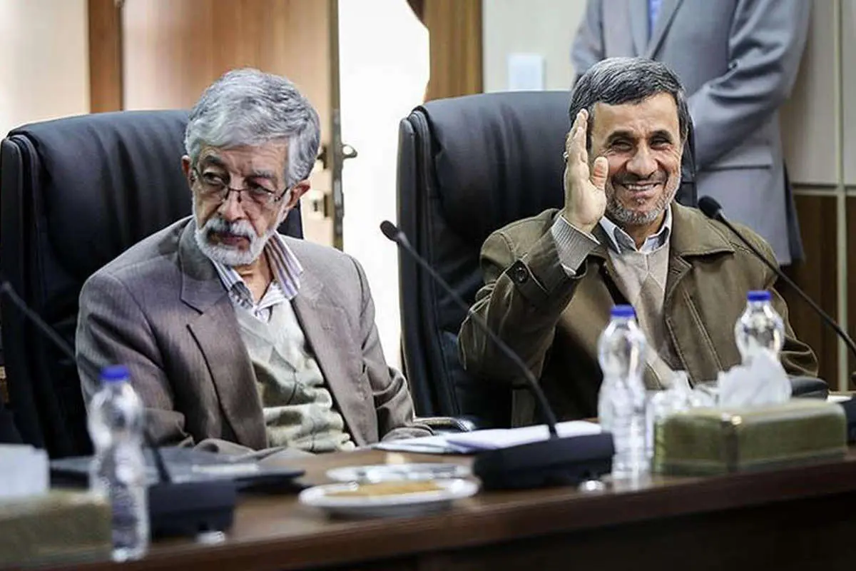 "به احمدینژاد بگویید او صورت مادر چاوز را بوسیده است!"