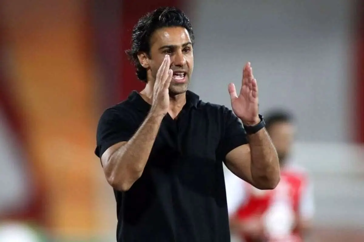 فرهاد مجیدی در نزدیکی ساختمان باشگاه استقلال