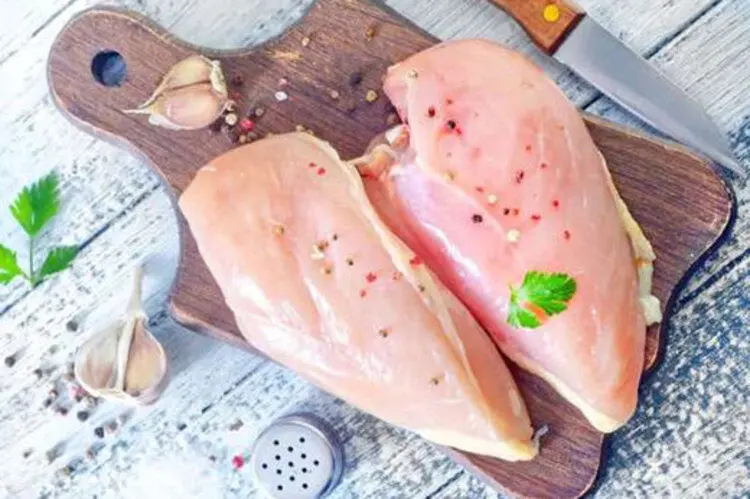 (ویدئو) حرکت کردن سینه مرغ زنده در حین سرو غذا