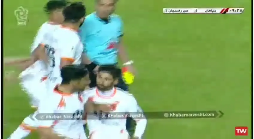 (ویدیو) حرکت عجیب و زشت بازیکن مس با داور