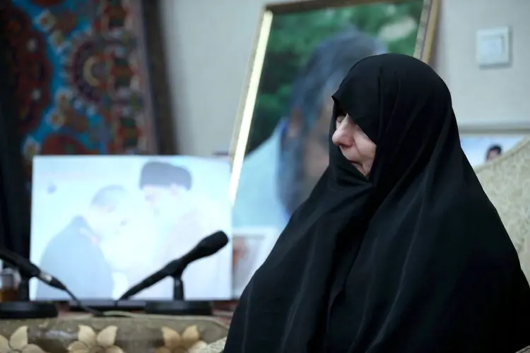 (ویدئو) دیدار رهبر انقلاب با همسر شهید سلیمانی
