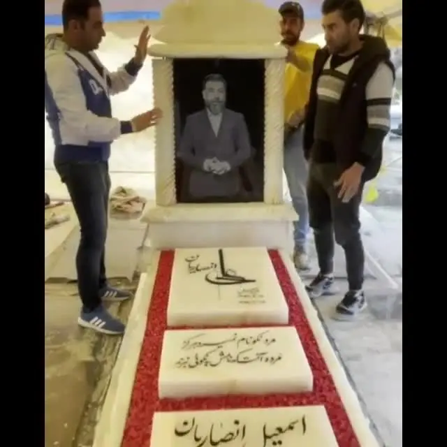 (ویدیو) نصب سنگ مزار علی انصاریان