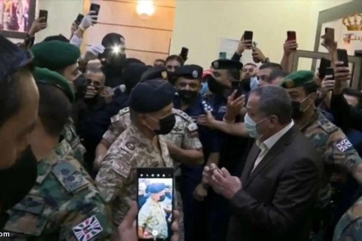 (ویدئو) حضور پادشاه در بیمارستان و دستور اخراج رئیس بیمارستان