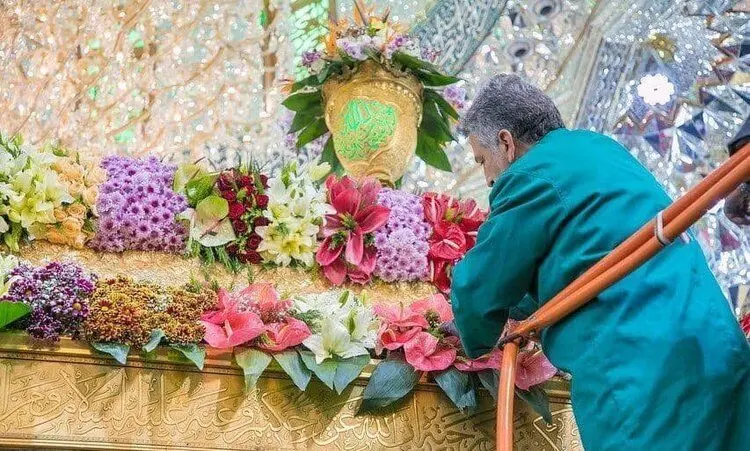(تصاویر) گل آرایی ضریح امام حسین و حضرت عباس