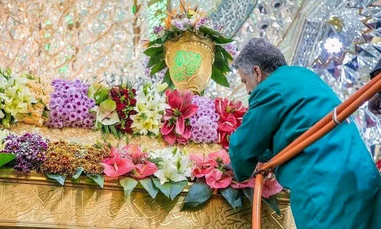 (تصاویر) گل آرایی ضریح امام حسین و حضرت عباس