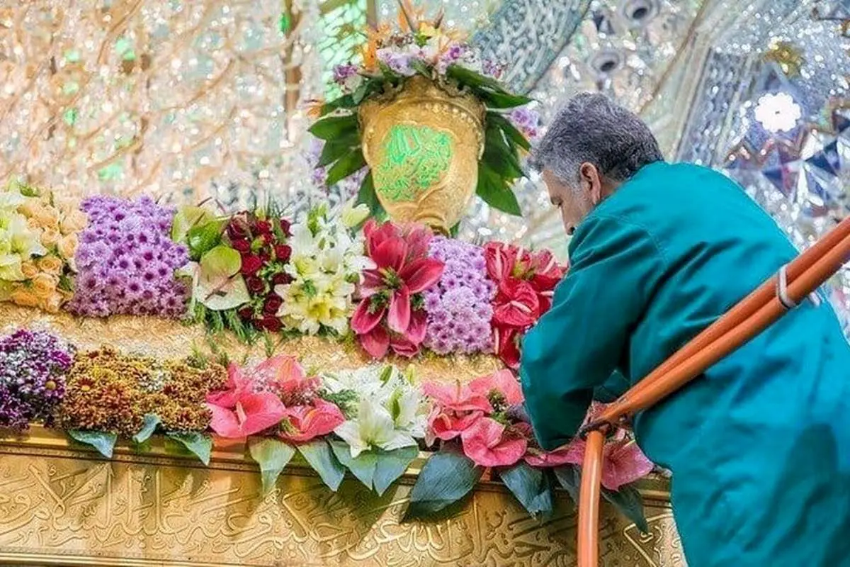 (تصاویر) گل آرایی ضریح امام حسین و حضرت عباس