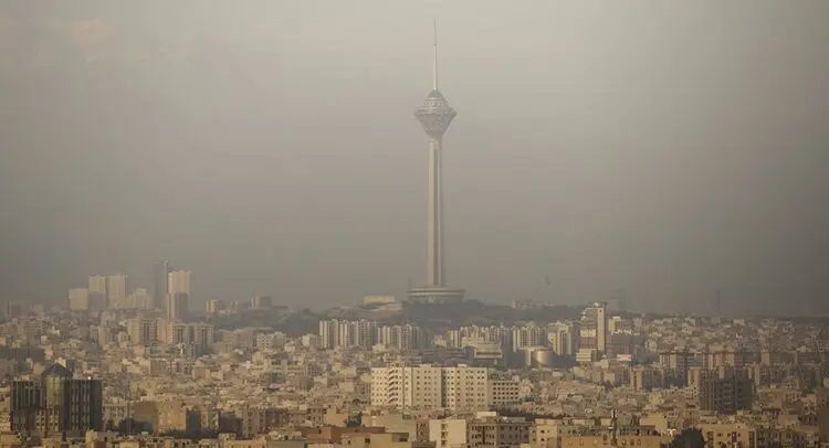 وضعیت قرمز هوای تهران در یک روز بارانی