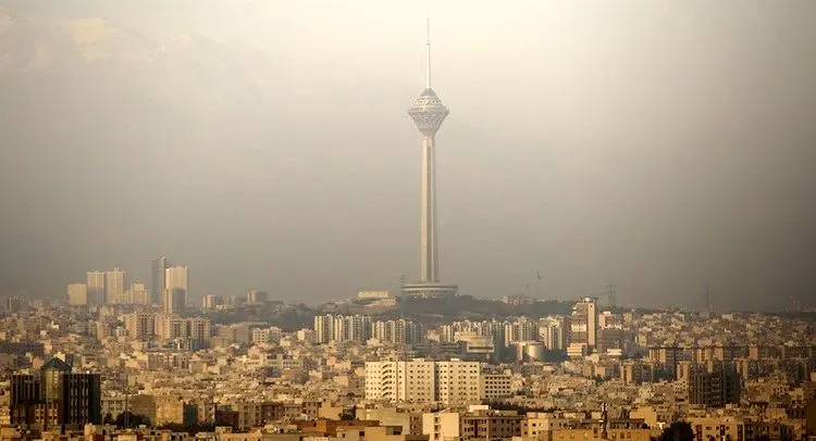 وضعیت قرمز هوای تهران در یک روز بارانی