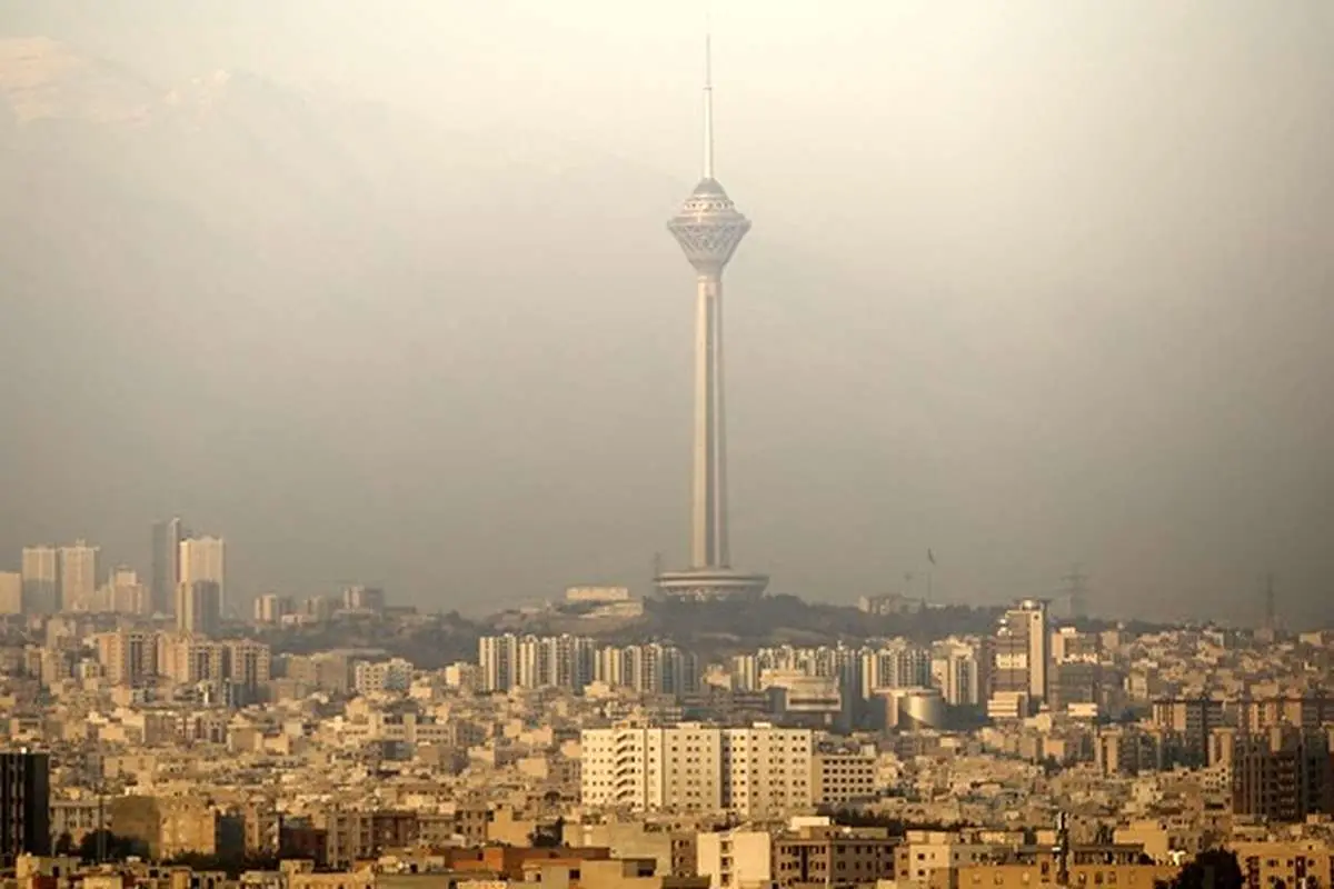 وضعیت قرمز هوای تهران در یک روز بارانی