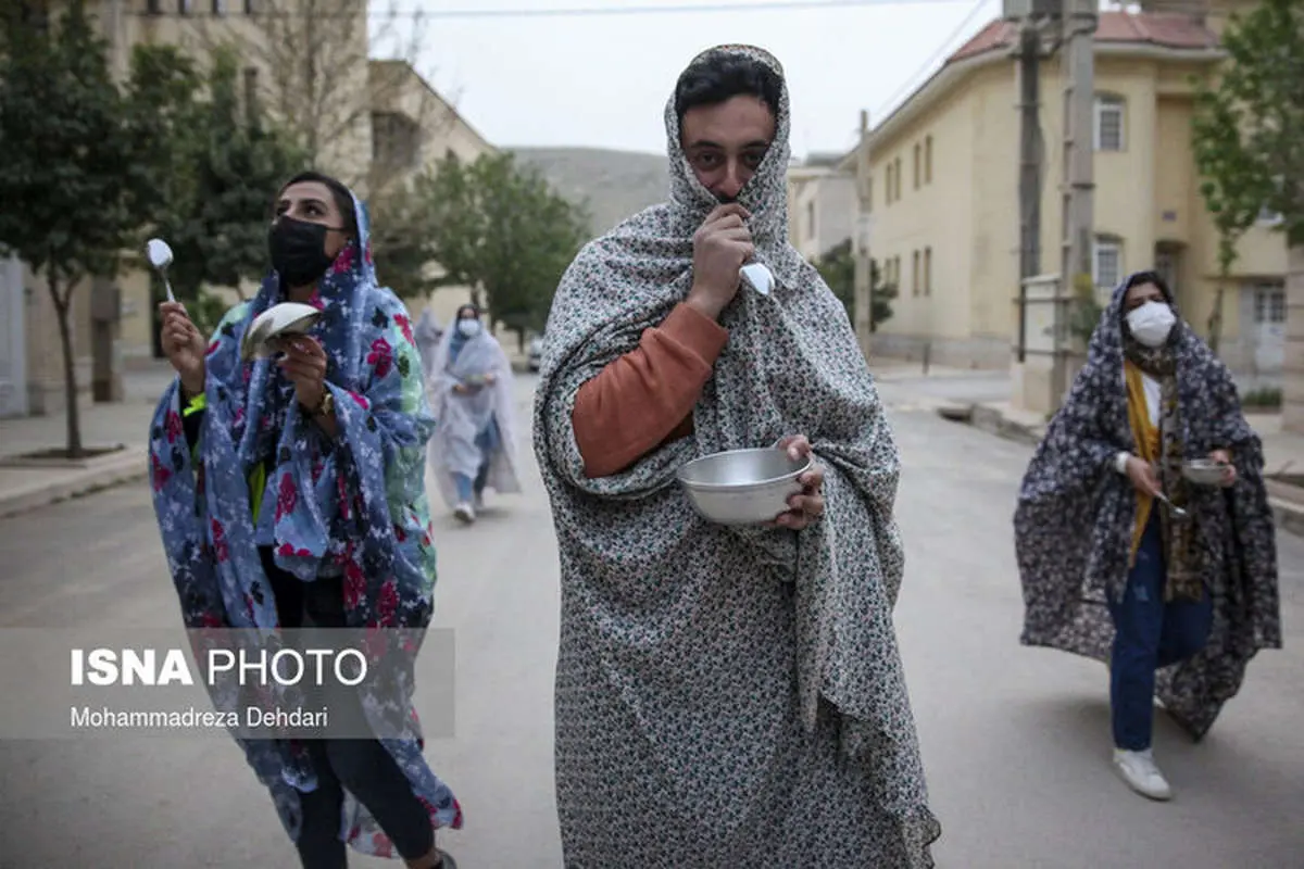 (تصاویر) «قاشق زنی» چهارشنبه سوری در شیراز