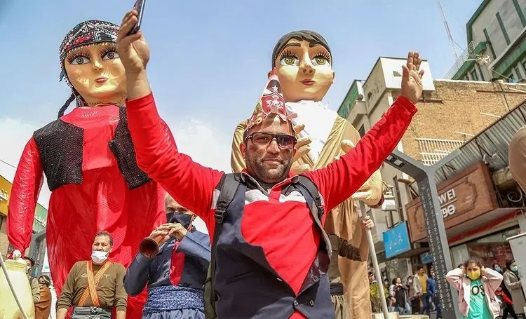 (تصاویر)  عروسک گردانی سوارانه در استقبال از بهار
