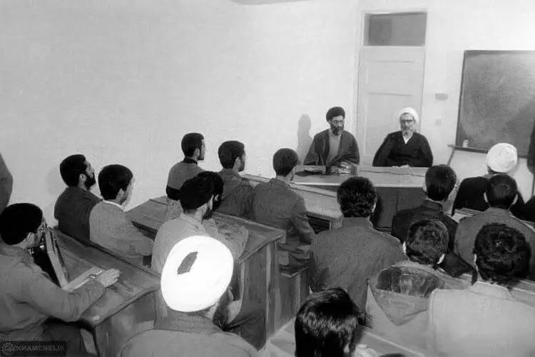 تصویر دیده نشده از رهبر انقلاب در کلاس درس