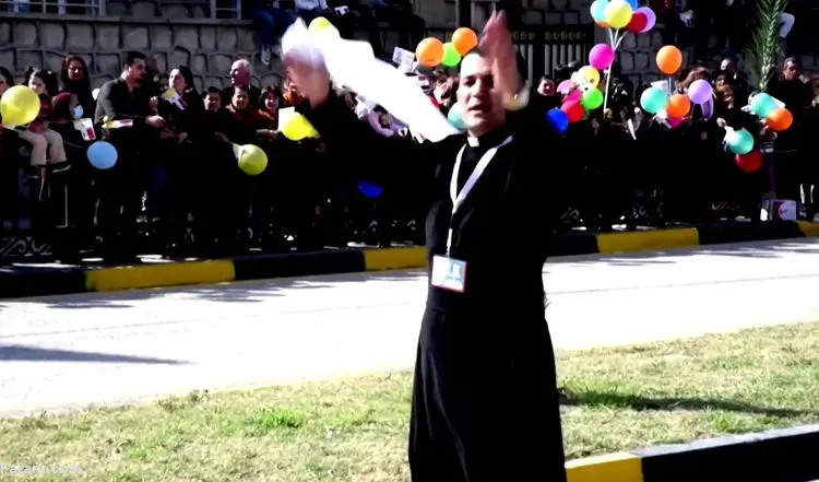 (ویدئو) شادی و رقص یک کشیش در استقبال از پاپ
