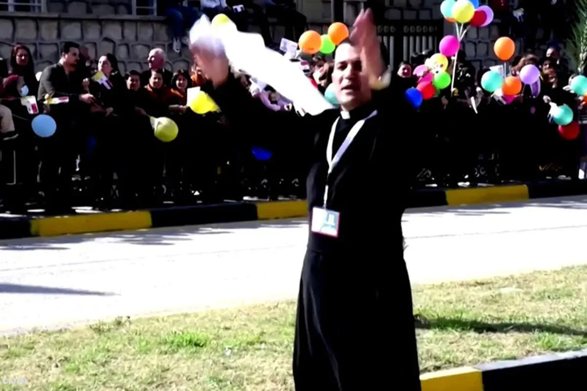 (ویدئو) شادی و رقص یک کشیش در استقبال از پاپ