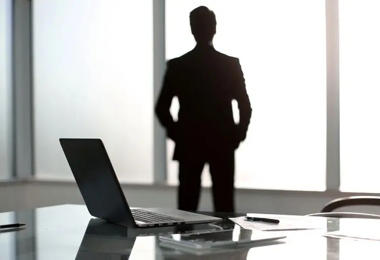 انتقاد مستقیم از مدیر کار درستی است؟