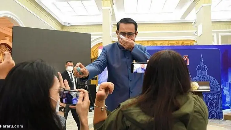 (ویدئو) نخست ‌وزیر تایلند به خبرنگاران مایع ضدعفونی پاشید!