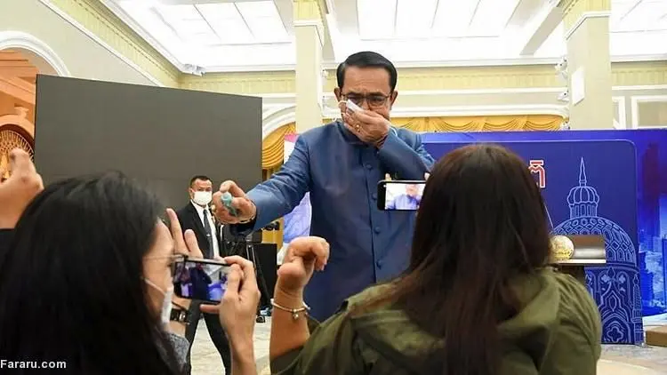 (ویدئو) نخست ‌وزیر تایلند به خبرنگاران مایع ضدعفونی پاشید!