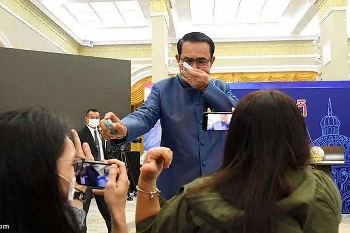 (ویدئو) نخست ‌وزیر تایلند به خبرنگاران مایع ضدعفونی پاشید!