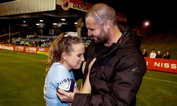 (عکس) ماجرای یک خواستگاری در زمین فوتبال