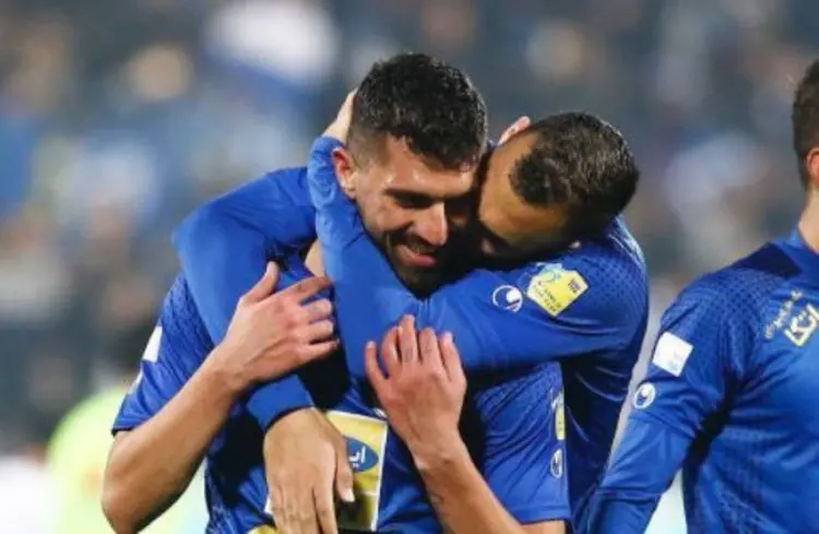 سرنوشت مبهم مدافع جنجالی استقلال!