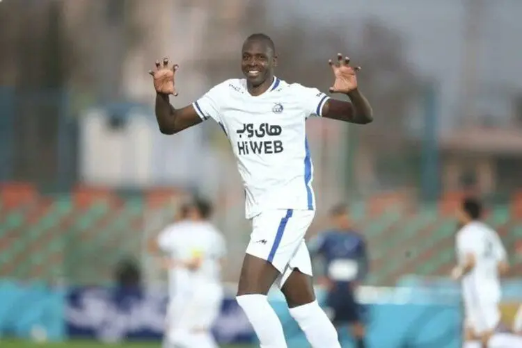 اتفاقی که برای اولین بار در استقلال می‌افتد