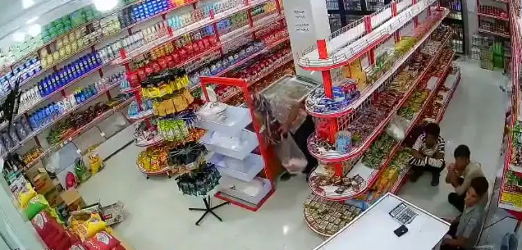 (ویدئو) سرقت مسلحانه برای یک کیسه برنج و یک کیسه خوراکی