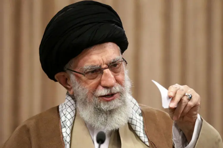 نظر آیت‌الله خامنه‌ای درباره ابطال روزه با اجبار