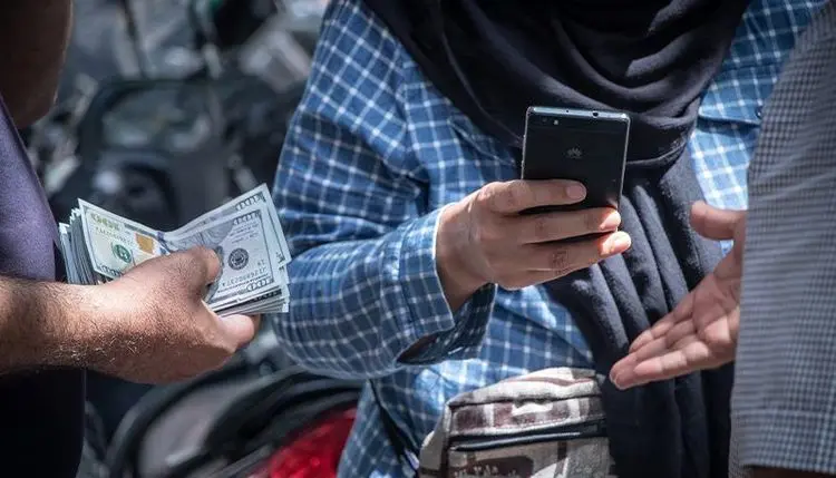 (ویدئو) صف فروش دلار در میدان فردوسی
