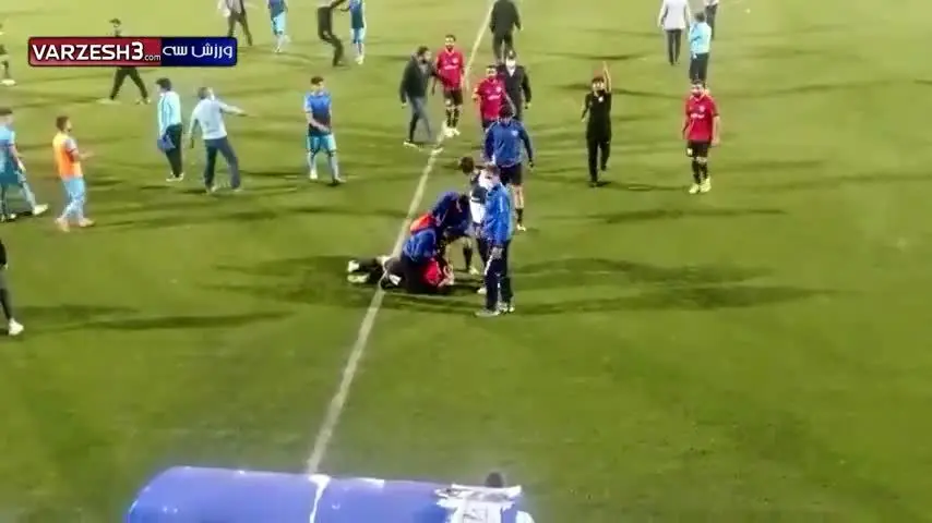 (ویدیو) درگیر شدید بین بازیکنان خودی در فوتبال ایران