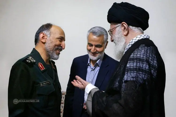 (تصویر) گفت‌وگوی رهبر انقلاب با سردار سلیمانی و سردار حجازی