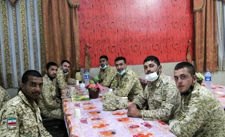 (تصاویر) افطاری در پادگان