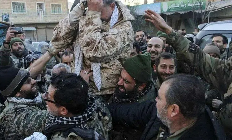 تصاویری از سردار حق‌بین پس از آزادسازی «نبل و الزهرا»