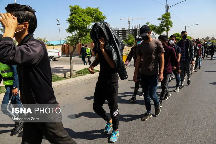 (تصاویر) گرداندن متهمان حوادث چهارشنبه سوری در مشهد