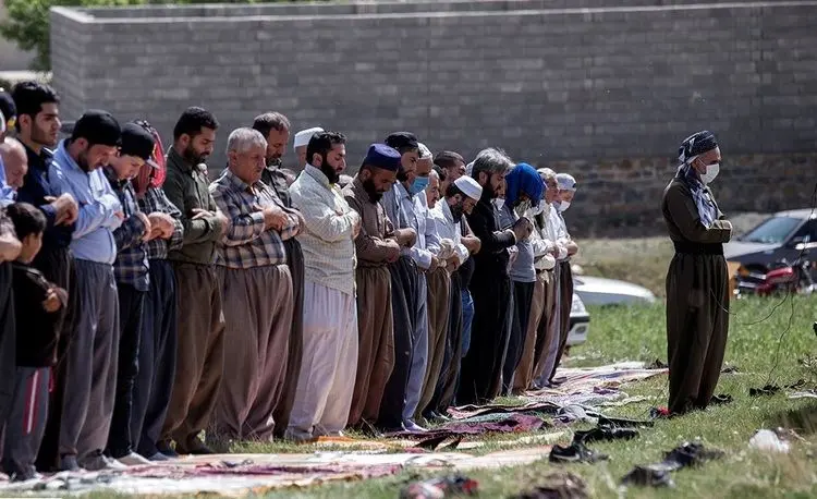 (تصاویر) اقامه نماز باران در سنندج