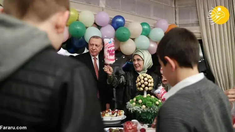 (تصاویر) افطاری اردوغان و همسرش با کودکان