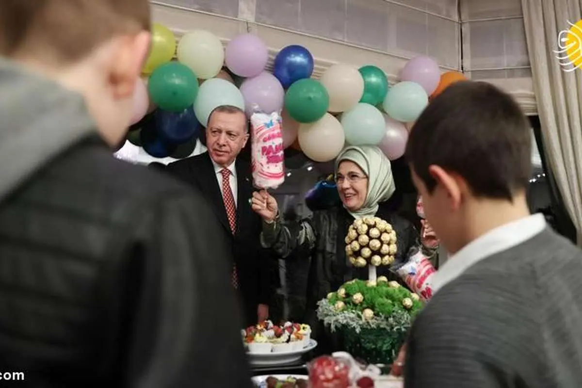 (تصاویر) افطاری اردوغان و همسرش با کودکان