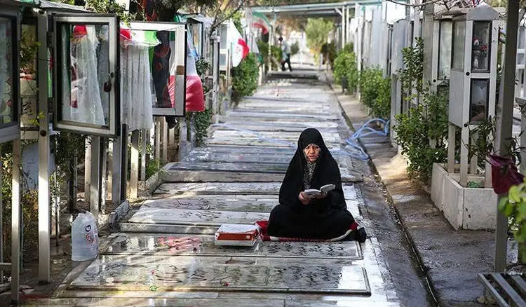 مادری در زیر باران فریاد می‌زند