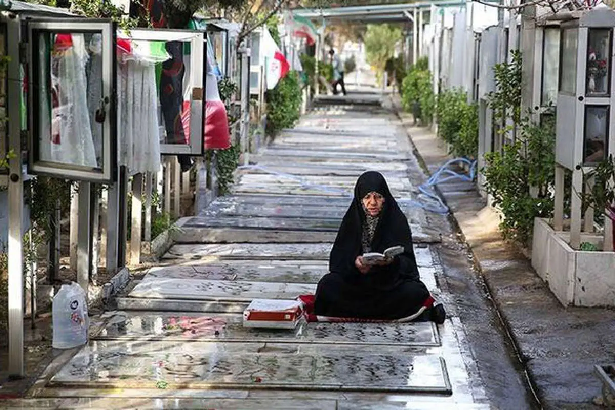 مادری در زیر باران فریاد می‌زند